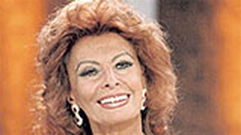 sofia loren desnuda|Sofía Loren, desnuda y con un par de aros .